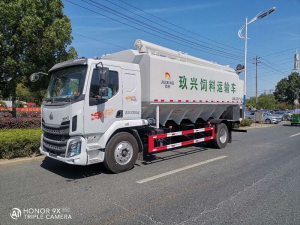 國六柳汽乘龍200馬力單橋飼料運(yùn)輸車