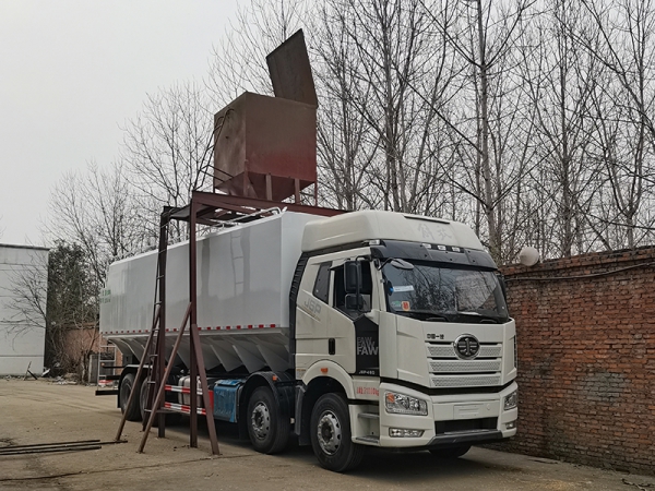 DLQ5310ZSLXND6C解放前四后八飼料車