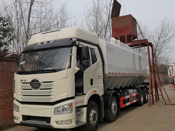 DLQ5310ZSLXND6C解放前四后八飼料車